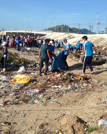 Dọn vệ sinh ở bãi biển Vạn Giã