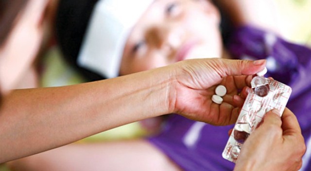 Hạ sốt cần đúng cách để bệnh không nặng thêm.