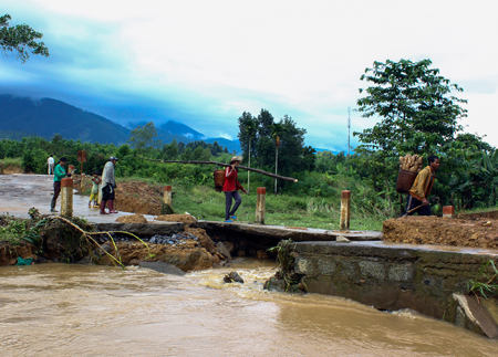 Khánh Vĩnh: Nhiều công trình bị hư hỏng vì mưa lớn