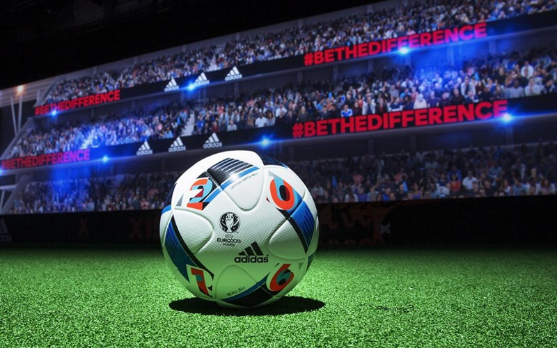 Adidas vừa chính thức trình làng trái bóng mới được sử dụng tại VCK Euro 2016 ở Pháp diễn ra vào Hè năm sau.