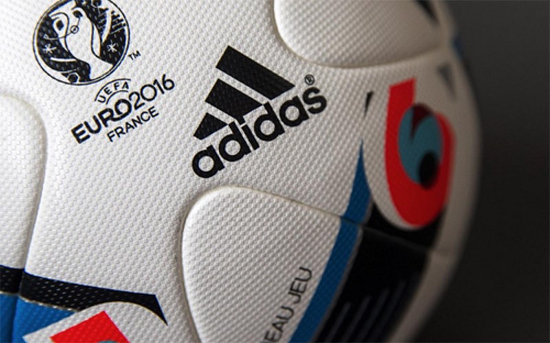 Trái bóng có logo EURO 2016, nước chủ nhà và nhà tài trợ. Về cơ bản, Beau Jeu được sản xuất với những công nghệ tương tự như trái bóng “Brazuca” sử dụng tại World Cup 2014.