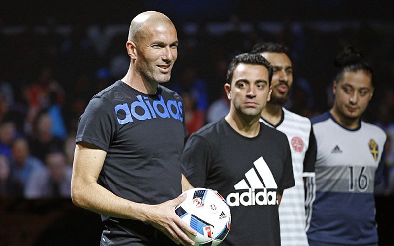 Zinedine Zidane, và Xavi ở buổi ra mắt trái bóng chính thức.