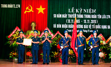 Đón nhận Huân chương bảo vệ Tổ quốc hạng Ba