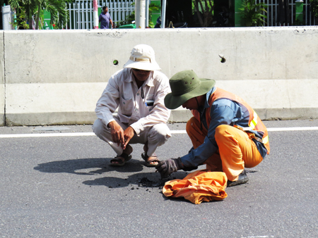 Đơn vị thi công đang vá lại các lỗ lủng