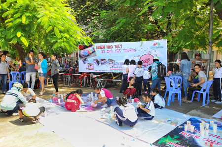 Tổ chức ngày hội &quot;Nhận heo đất – sẻ chia yêu thương&quot;