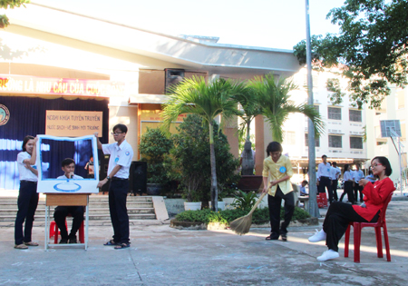 Tuyên truyền về nước sạch và vệ sinh môi trường cho hơn 900 học sinh