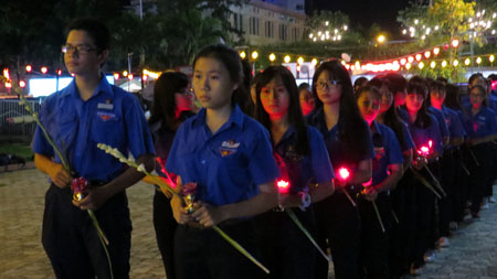 Các đoàn viên dâng nến tưởng niệm các nạn nhân tử vong vì tai nạn giao thông