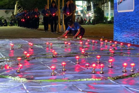 Thắp nến tưởng niệm các nạn nhân với thông điệp “Tưởng nhớ người ra đi - vì người ở lại”