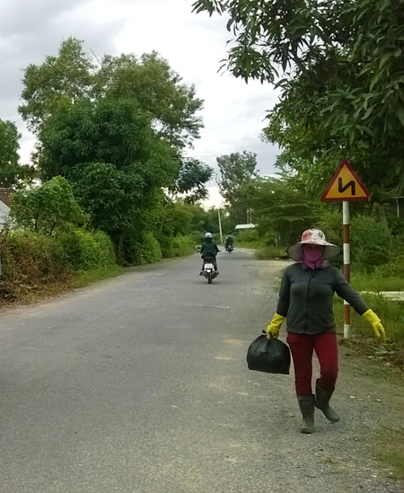 Phụ nữ tham gia thu gom rác thải bảo vệ môi trường