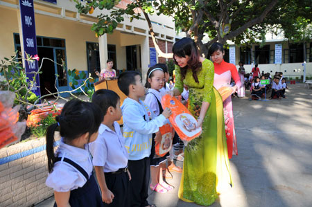 Cô Nguyễn Thị Quỳnh Hoa – hiệu trưởng nhà trường trao cặp sách cho các học sinh.
