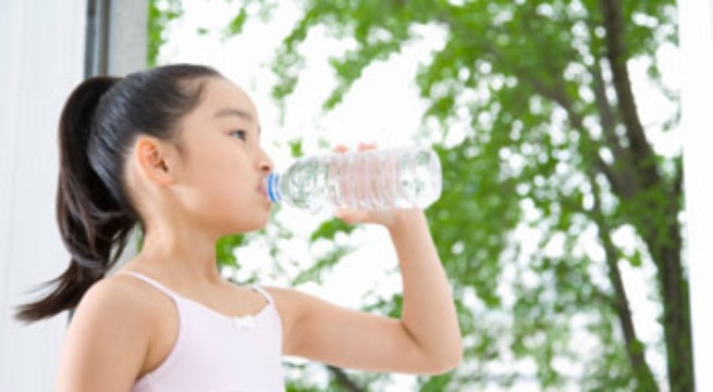 Trẻ cần phải được cung cấp nước đầy đủ trong ngày
