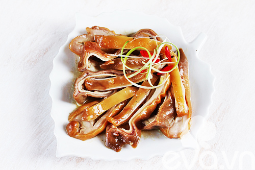 Tai và dạ dày heo om nước dừa