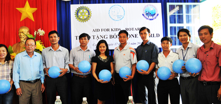 Tặng 332 quả bóng đá cho 36 trường học