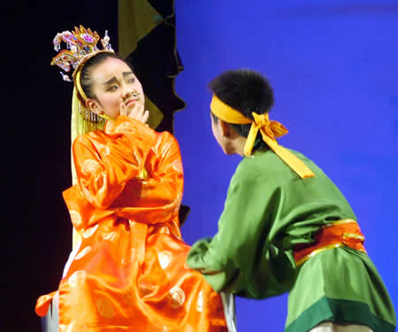 Cảnh trích đoạn dân ca kịch “Vụ án Vương Ngọc Hoàn” do các em học sinh ở TP. Nha Trang biểu diễn