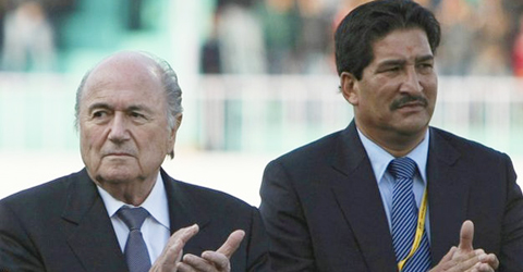 Ông Ganesh Thapa (phải) nhận lệnh cấm 10 năm từ FIFA.