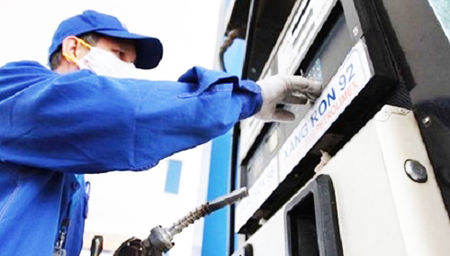 Giá xăng giảm nhẹ