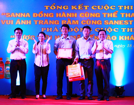 Lãnh đạo Công ty Yến sào Khánh Hòa trao thưởng cho các đội đạt thành tích cao trong các cuộc thi