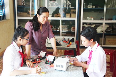 Cô Võ Thụy Thanh Hà hướng dẫn học sinh thực hành thí nghiệm Vật lý