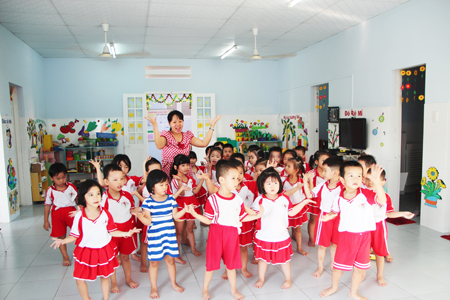 Cô Nguyễn Thị Mỹ Quyên và các bé Trường Mầm non Hoa Phượng