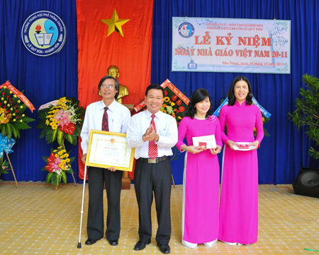 Đại diện Sở Giáo dục và đào tạo trao bằng khen và kỷ niệm chương cho các cá nhân