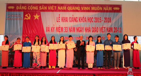 Ông Chu Đình Lộc, Phó Hiệu trưởng nhà trường trao giấy khen cho các sinh viên. 