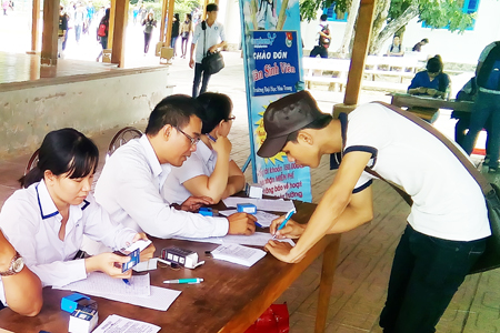 Sinh viên Trường Đại học Nha Trang đăng ký sử dụng SIM SV do Trung tâm Kinh doanh VNPT - Khánh Hòa cung cấp