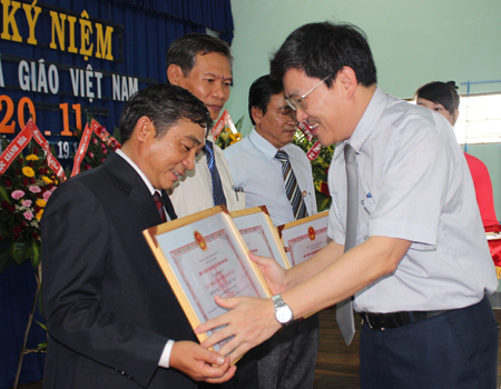 Đồng chí Nguyễn Duy Bắc trao bằng khen cho những tập thể, cá nhân đạt thành tích xuất sắc