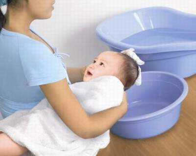 Cần tắm cho trẻ bằng nước ấm, khăn sạch. Ảnh: Q. Khanh