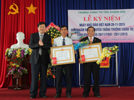 Ông Nguyễn Duy Bắc trao Huân chương lao động hạng Ba của Chủ tịch nước cho 2 cá nhân. 