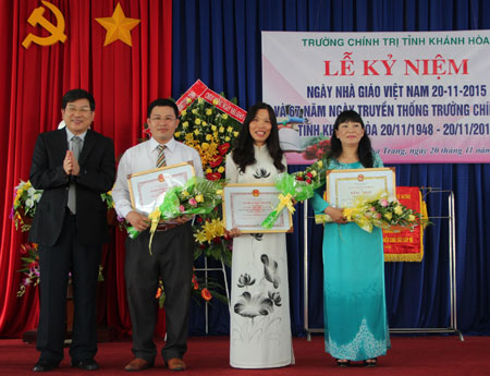 Ông Nguyễn Duy Bắc trao danh hiệu và bằng khen cho các tập thể, cá nhân. 