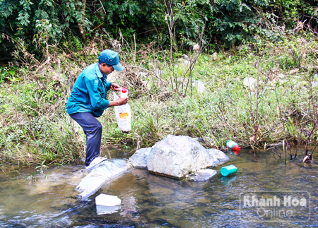 Công nhân Nhà máy nước Tô Hạp phải thường xuyên dọn chai thuốc diệt cỏ từ lòng suối