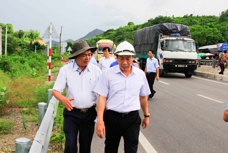 Thứ trưởng Bộ Giao thông vận tải Nguyễn Hồng Trường (bìa phải) thị sát toàn tuyến Quốc lộ 1A đoạn qua địa bàn tỉnh