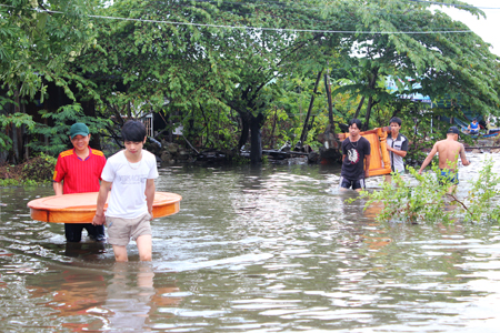 Người dân di dời tài sản trong đợt ngập vừa qua