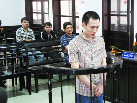 Đâm người "dám" nói chuyện với bạn gái cũ