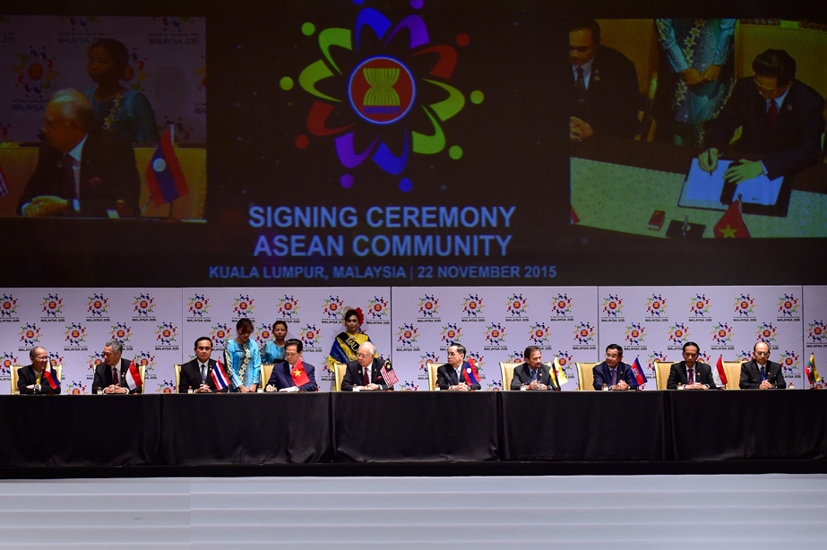 Các nhà lãnh đạo ASEAN ký Tuyên bố Kuala Lumpur 2015 về 