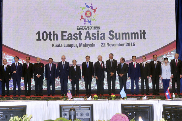Các nhà lãnh đạo tại Hội nghị Cấp cao Đông Á lần thứ 10. Ảnh: VGP/Nhật Bắc