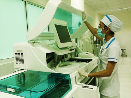 Hệ thống máy xét nghiệm hiện đại của Bệnh viện