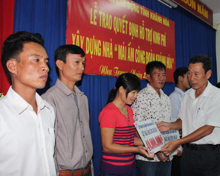Ông Lê Xuân Hải - Phó Chủ tịch Liên đoàn Lao động tỉnh trao kinh phí hỗ trợ cho những công nhân khó khăn về nhà ở.