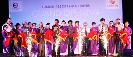 Các đại biểu thực hiện nghi thức  cắt băng khai trương Fusion Resort Nha Trang