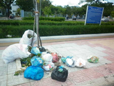 Rác tập kết nơi công viên