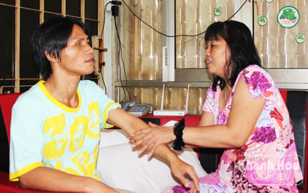 Chị Hà Thị Mỹ Hạnh hướng dẫn nghề massage, bấm huyệt  cho người cùng cảnh ngộ