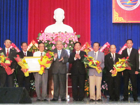 Thứ trưởng Nguyễn Thái Lai trao Huân chương Độc lập hạng Nhì cho Liên đoàn