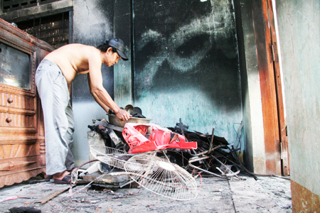 Nhà cháy và người vợ mất tích