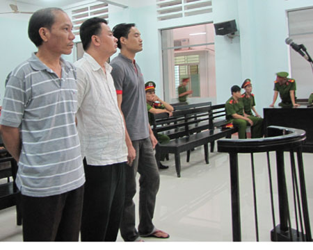 Bị cáo vắng mặt, tòa hoãn xử phúc thẩm vụ "ăn chặn" trầm kỳ ở Khánh Sơn