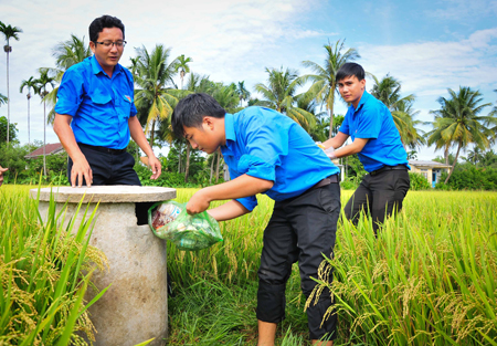 Đoàn cơ sở Sở Nông nghiệp và Phát triển nông thôn lắp đặt bể chứa rác thải  tại xã Vĩnh Thạnh, TP. Nha Trang.