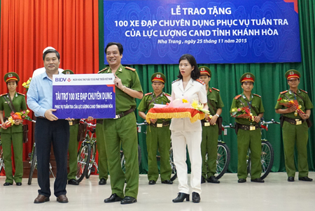 Lãnh đạo BIDV Khánh Hòa trao 100 xe đạp cho Công an tỉnh
