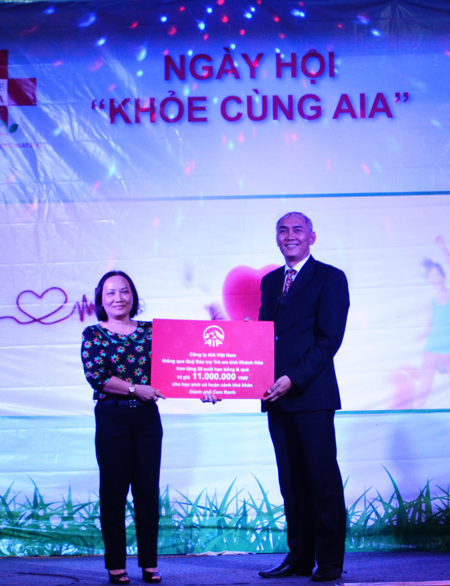 Đại diện AIA Việt Nam trao học bổng cho học sinh nghèo hiếu học