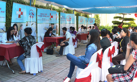 ... tư vấn sức khỏe cho khách mời tham dự ngày hội. 