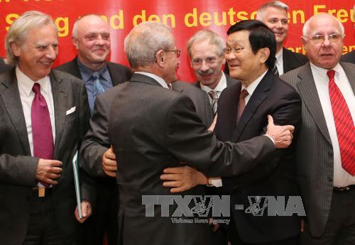 Chủ tịch nước Trương Tấn Sang gặp gỡ thân mật những người bạn Đức của Việt  Nam. (Ảnh: Nguyễn Khang - TTXVN)