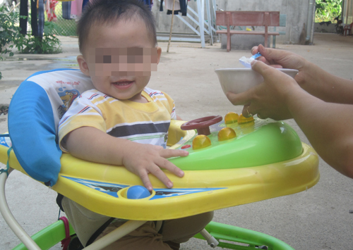 Nhiều bà mẹ Việt Nam cho con ngồi xe tập đi. Ảnh minh họa: Lê Phương.